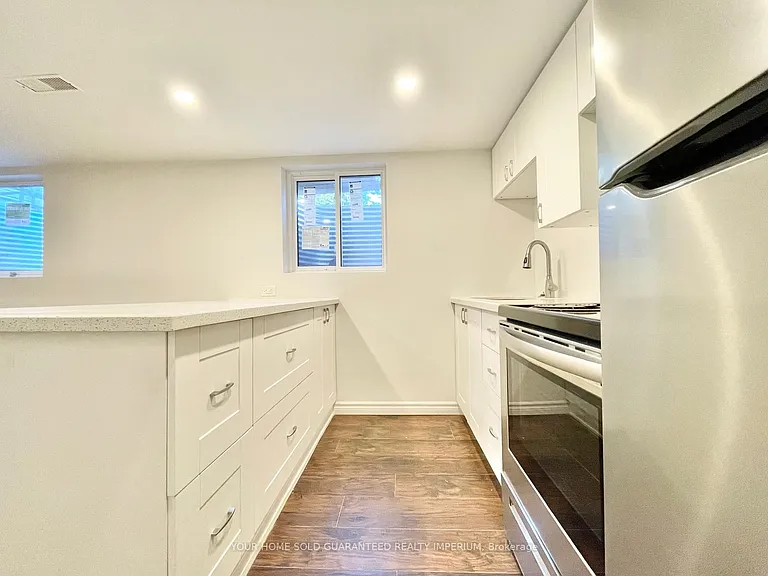 31 Rendale Ave #LOWER — Photo 4