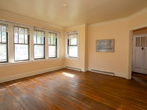 4th image of 1115 N Taylor Ave