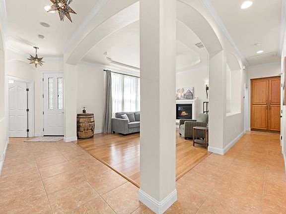5th image of 225 Bel Flora Ct