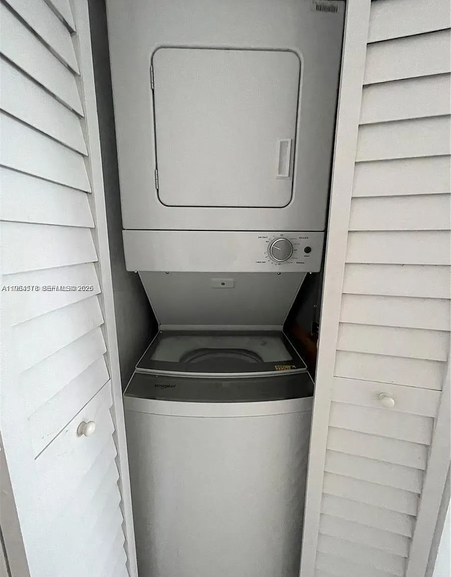 2 bed, 1.5 bath, 1000 sqft, $2,000 — Photo 2