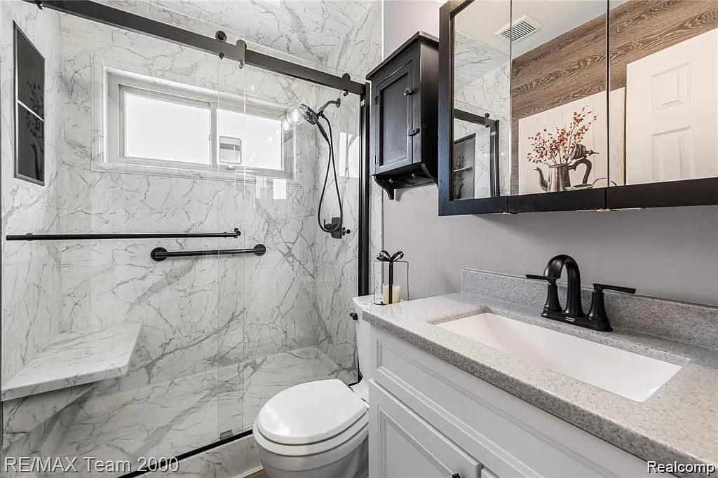 3 bed, 1.5 bath, 1160 sqft, $2,100 — Photo 4