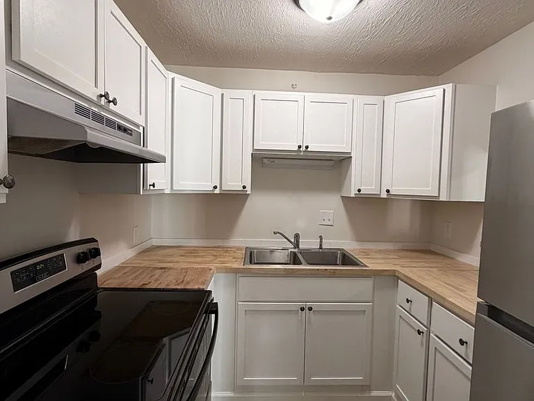 Aurora Apartments — Photo 16