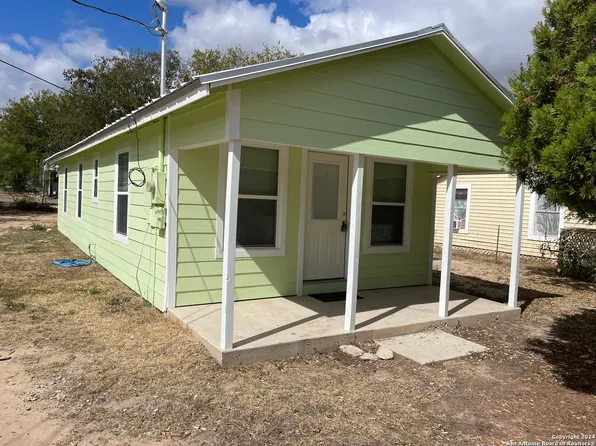 910 AVENUE M, Hondo, TX 78861