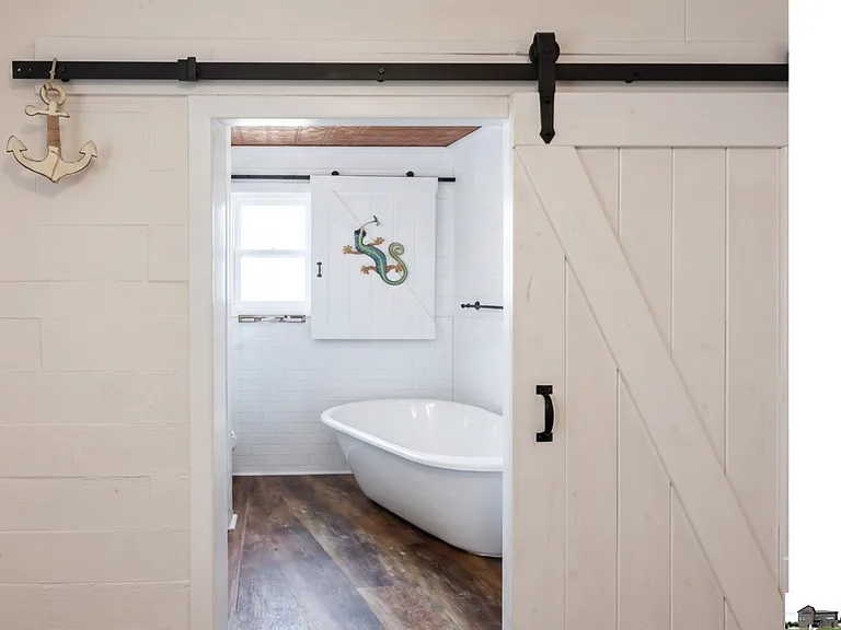 211 E Hogan Dr — Photo 12