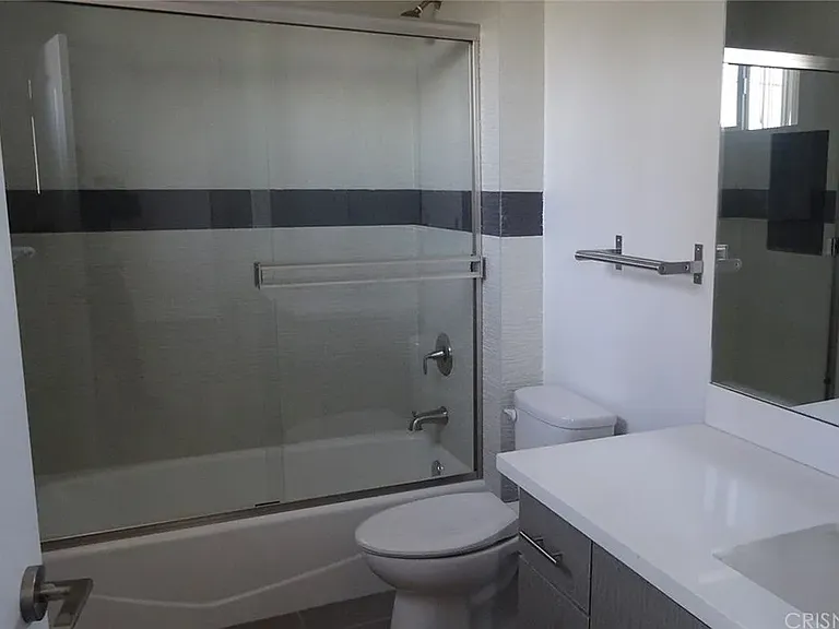 18358 Saticoy St #101 — Photo 7