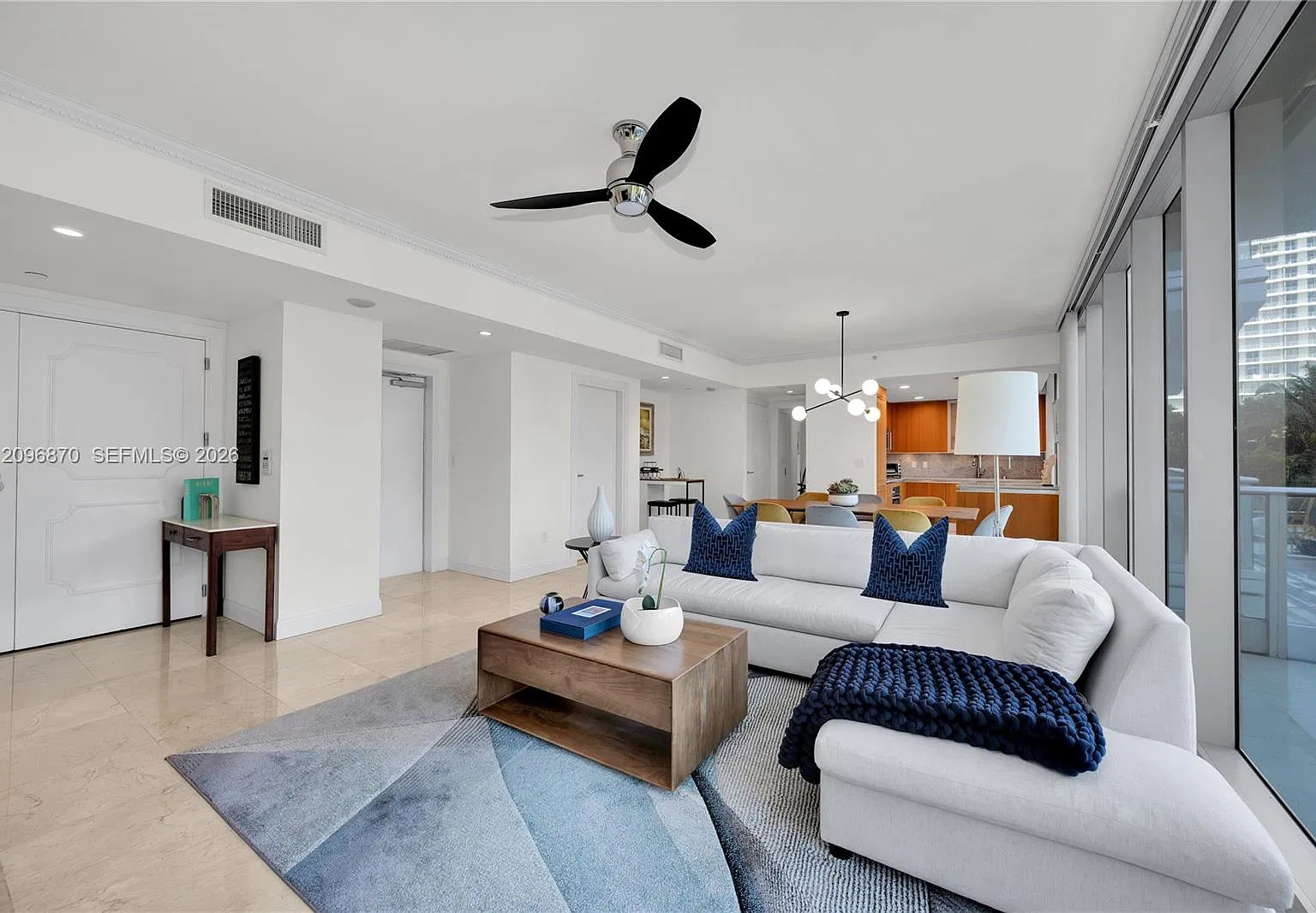 Grovenor House Condo — Photo 3