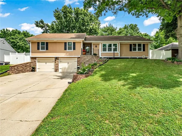 3137 Lakeview Cir, Leavenworth, KS 66048