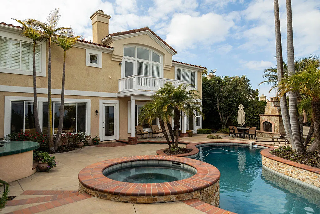 5 bed, 4008 sqft, $8,999 — Photo 2