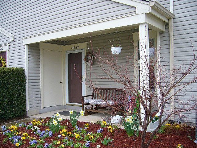Front door w/ porch