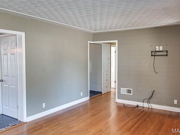5th image of 110 Eaton Ave