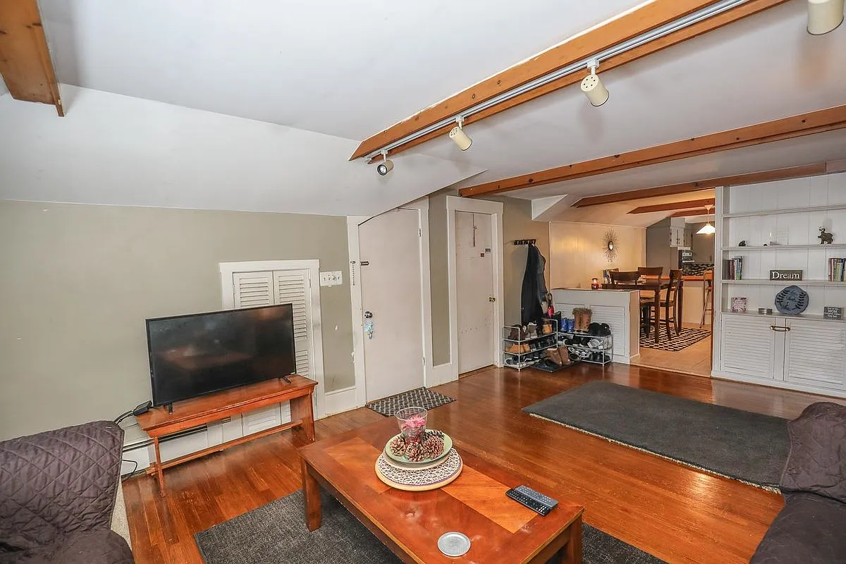 2 bed, 1.0 bath, 1000 sqft, $2,400 — Photo 4