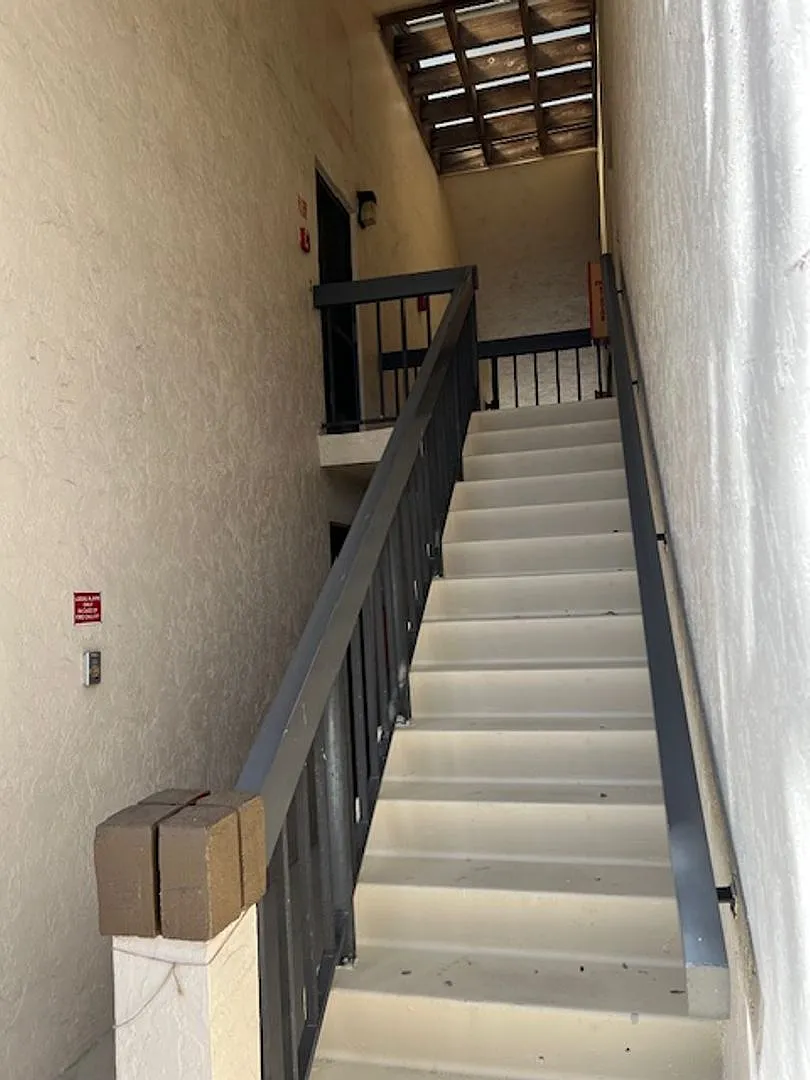 Oaks III Condominium Annual Rental Unfurnished — Photo 3