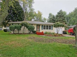 1398 Castle Ct, Saint Joseph, MI 49085