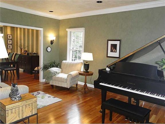 4th image of 386 Southridge Dr