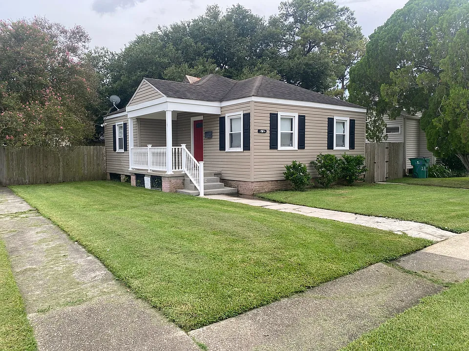 23 Davis Blvd