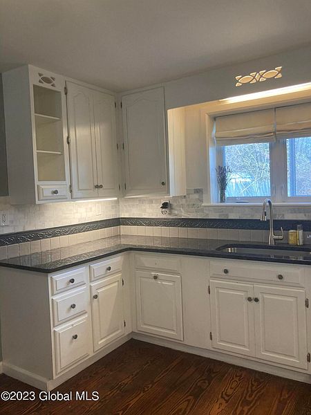 4th image of 207 Saratoga Avenue