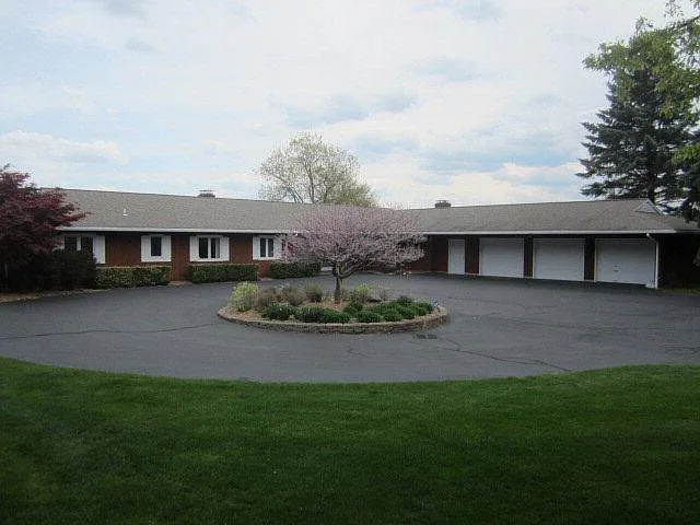 313 Hillcrest Rd photo 1
