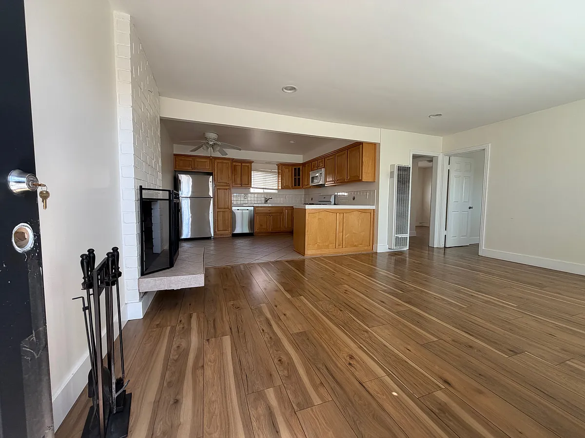 Building Photo - 2617 Rockefeller Ln #C
