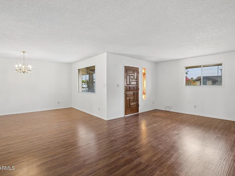 1014 E Balboa Cir — Photo 49