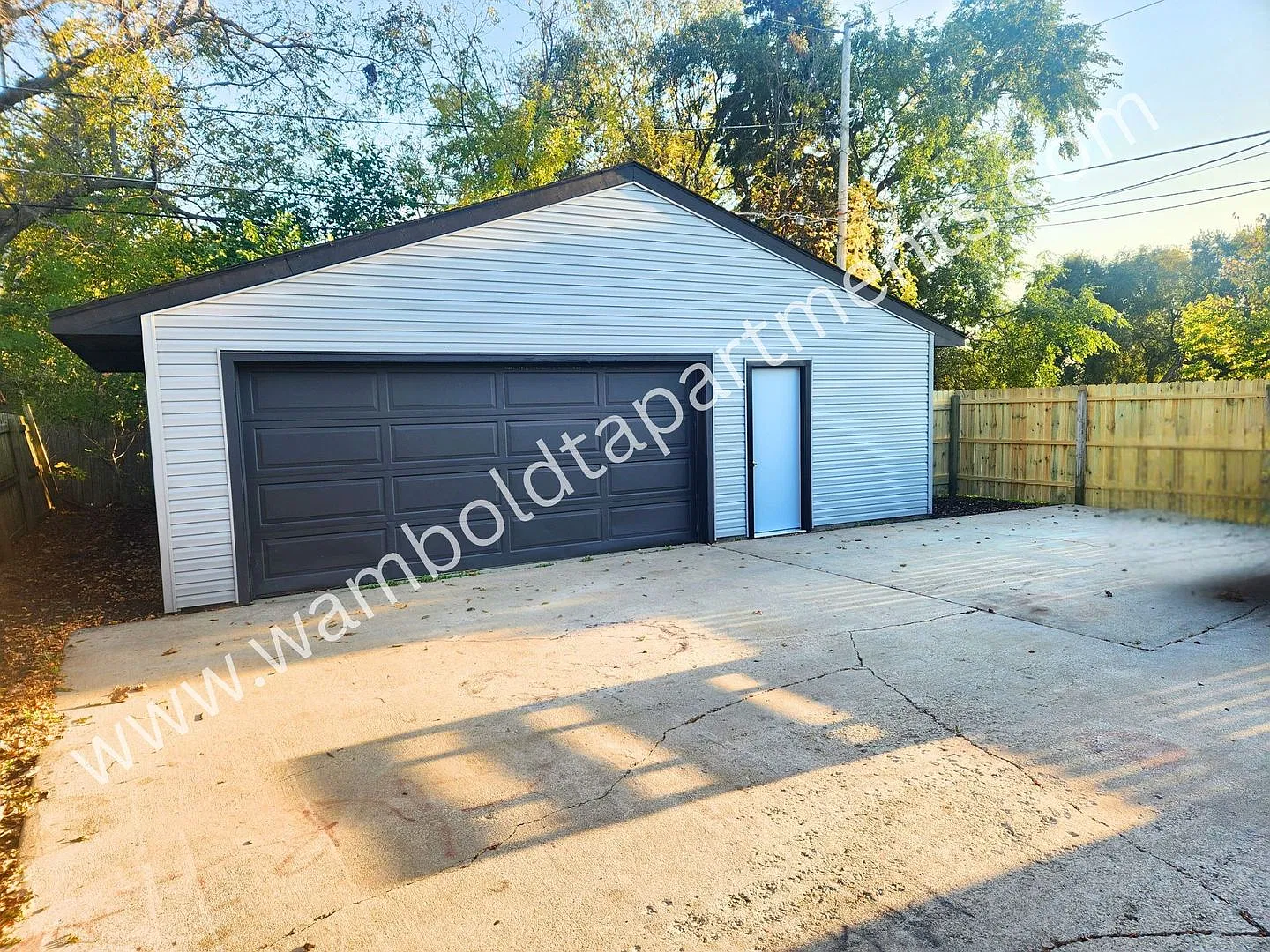 3 bedroom 1.5 bath house with HUGE 3 car detached garage! — Photo 2