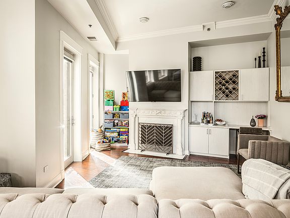 4th image of 2042 N Clark St APT 2N
