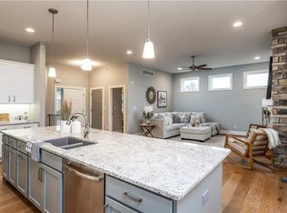 6223 Waterford Ct, Johnston, IA 50131
