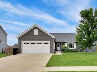 1420 E Longneedle Ln, Elkhorn, WI 53121