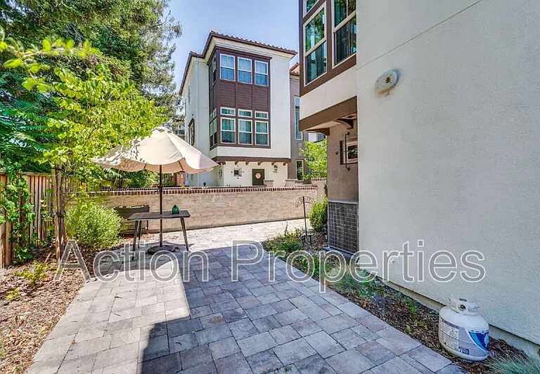 2388 Toledo Ter — Photo 29