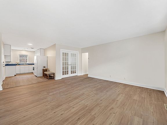 4th image of 198 Lake Shore Rd APT 2