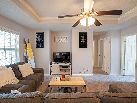 3rd image of 4041 Stratford Cir