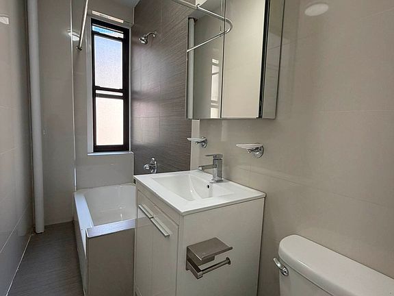 4th image of 1015 Washington Ave #40