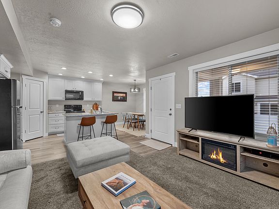 3rd image of 906 N Apple Seed Ln