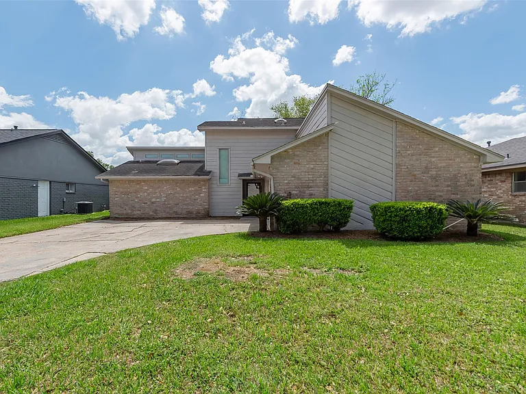 1915 Mustang Springs Dr — Photo 1