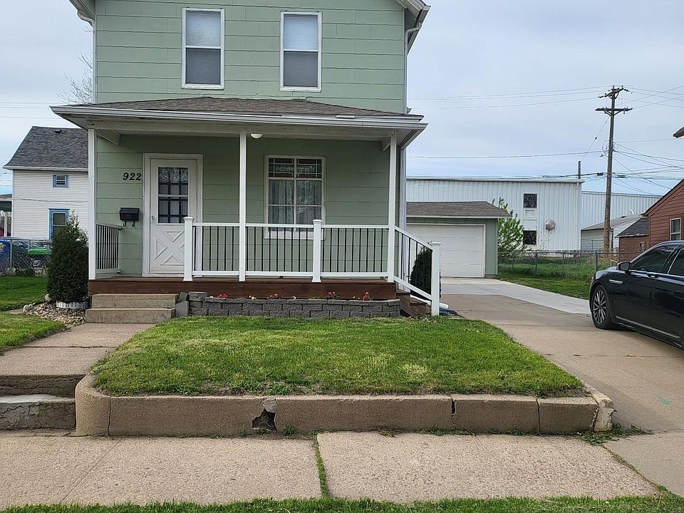 1st image of 922 W 12th St