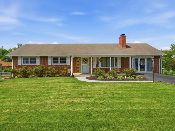 165 Overland Dr, Christiansburg, VA 24073