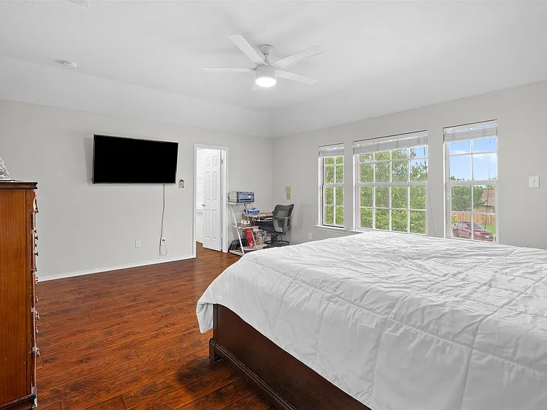 921 Zoe St — Photo 25