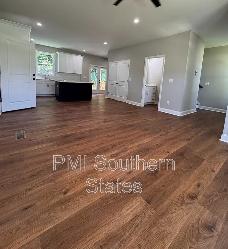 5 bed, 3.5 bath, 2500 sqft, $3,150 — Photo 4