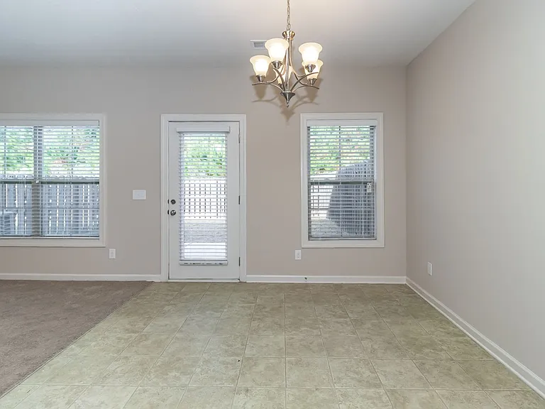 906 Erika Ln — Photo 9
