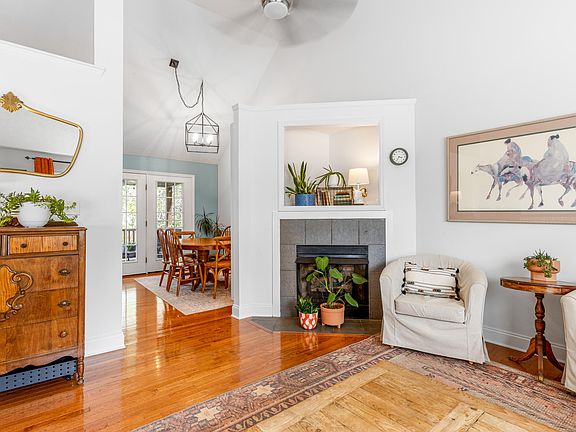 5th image of 138 Elaine Dr