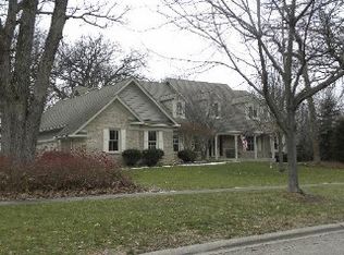 98 N Royal Oaks Dr, Bristol, IL 60512