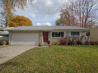 915 Sheffield Rd, Auburn Hills, MI 48326