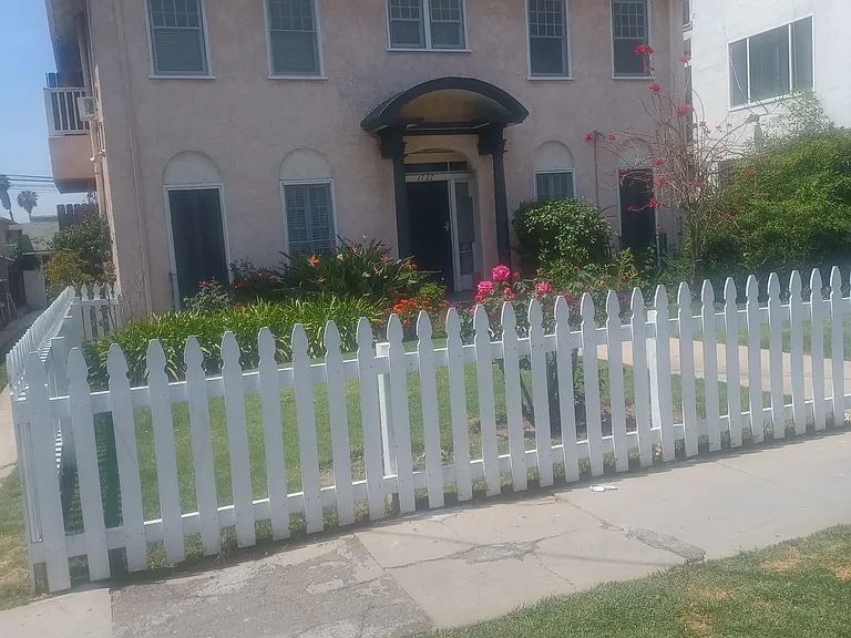 1727 N Alexandria Ave — Photo 2