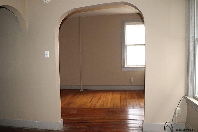 5th image of 1589 VAN VRANKEN Avenue
