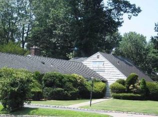 8 Horseshoe Ln, Great Neck, NY 11020