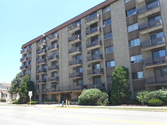 2nd image of 850 Des Plaines Ave APT 104