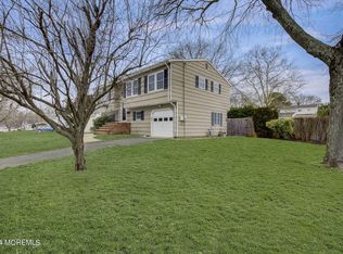 2 Fairview Dr, Middletown, NJ 07748