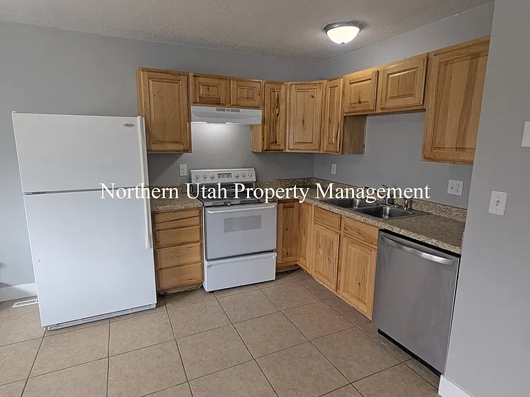 2056 Gramercy Ave — Photo 4