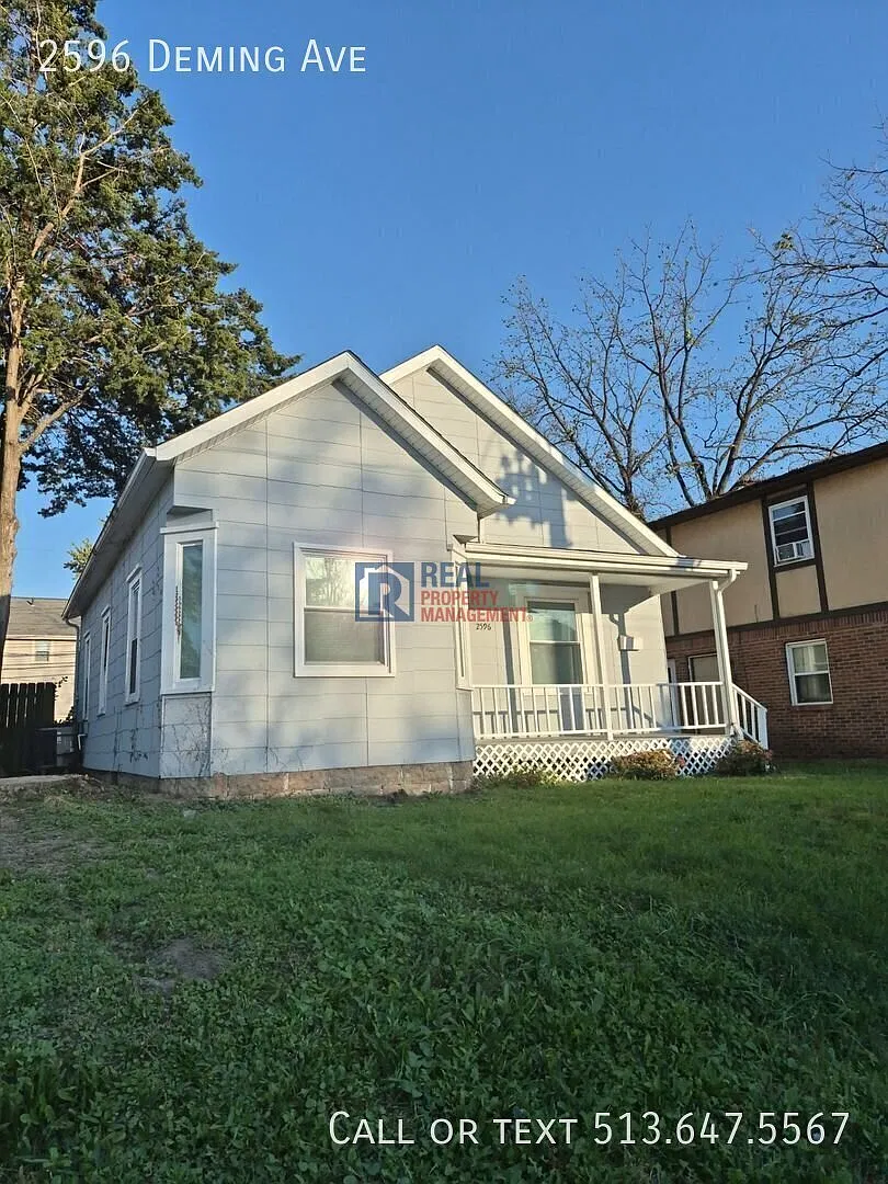 Charming 3-Bedroom Home with Fenced Yard in Columbus! — Photo 2
