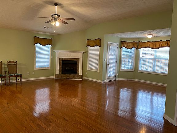 High Celing w/ Office Nook 