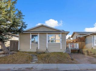 16 N Castleglen Cres NE, Calgary, AB T3J 1N3